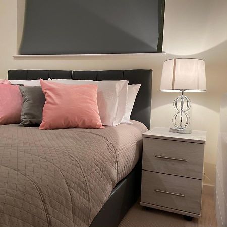 AMAZING 2 bed 2 bath PRIVATE Apartment Watford  Bagian luar foto