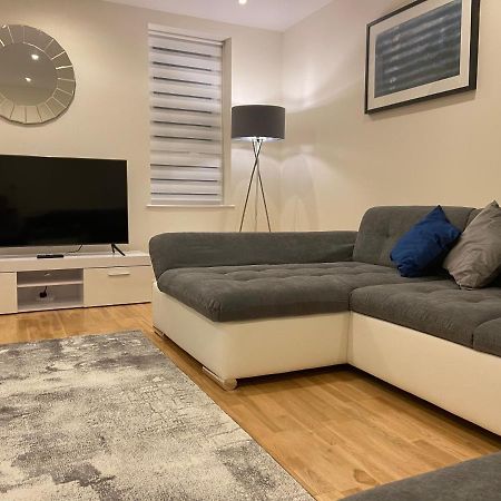 AMAZING 2 bed 2 bath PRIVATE Apartment Watford  Bagian luar foto