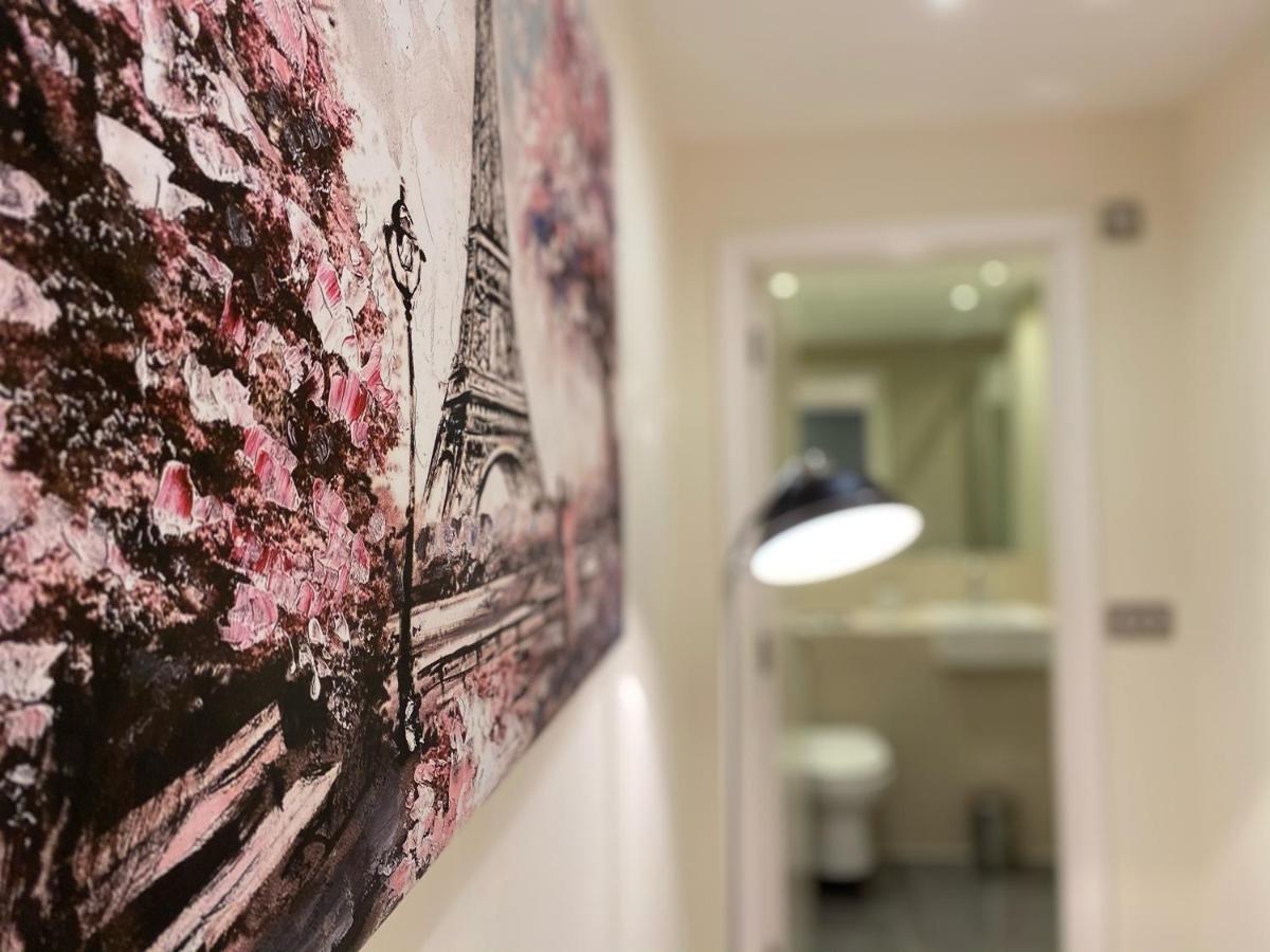 AMAZING 2 bed 2 bath PRIVATE Apartment Watford  Bagian luar foto