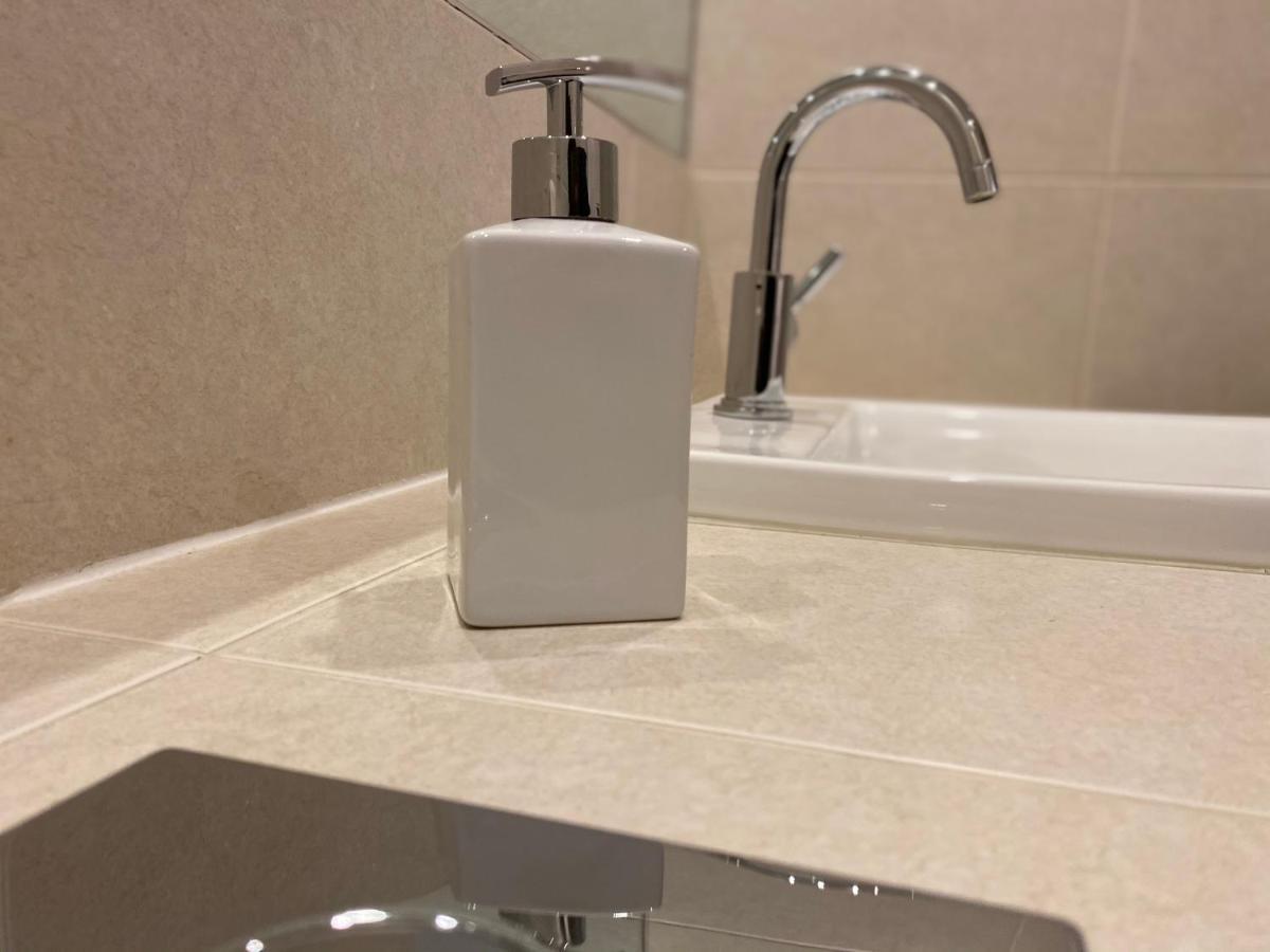 AMAZING 2 bed 2 bath PRIVATE Apartment Watford  Bagian luar foto