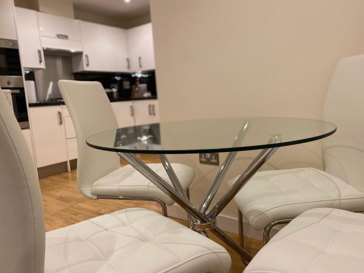 AMAZING 2 bed 2 bath PRIVATE Apartment Watford  Bagian luar foto