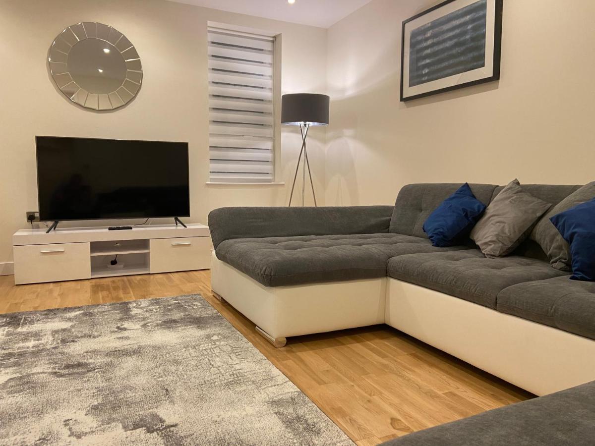 AMAZING 2 bed 2 bath PRIVATE Apartment Watford  Bagian luar foto