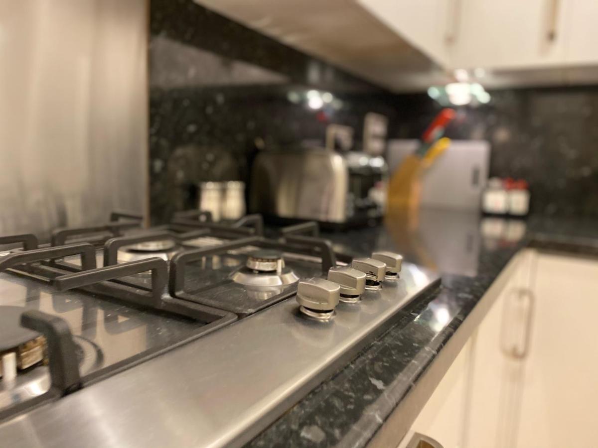 AMAZING 2 bed 2 bath PRIVATE Apartment Watford  Bagian luar foto