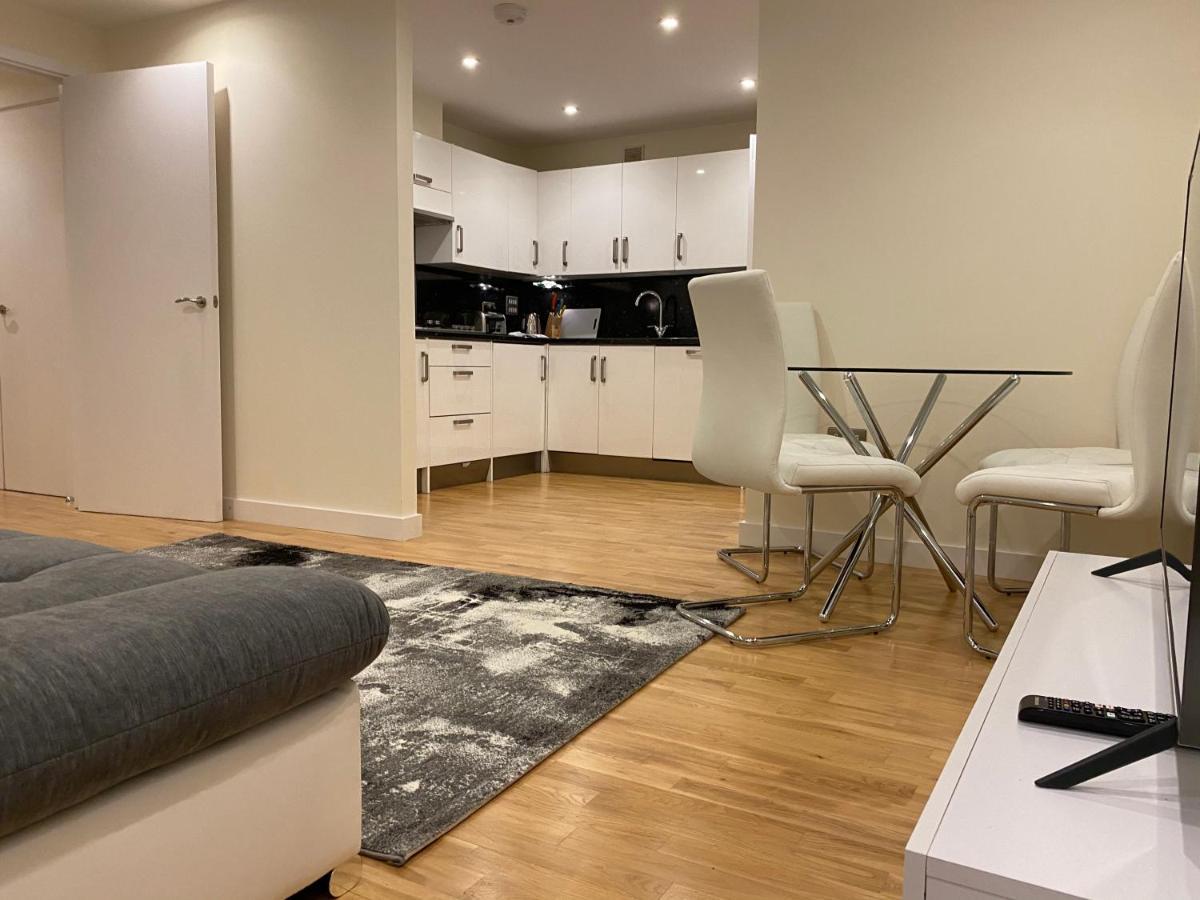 AMAZING 2 bed 2 bath PRIVATE Apartment Watford  Bagian luar foto